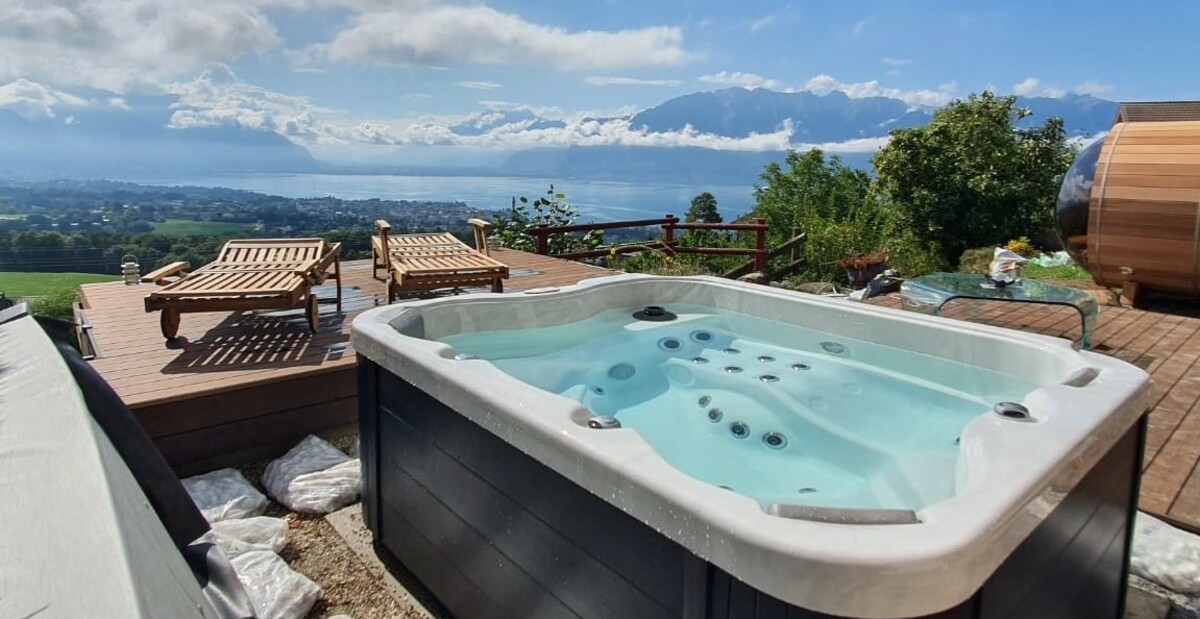Spa 3 places extérieur installé dans un jardin